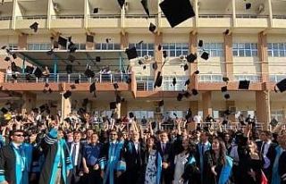 Burhaniye’de üniversiteli gençlerin mezuniyet...