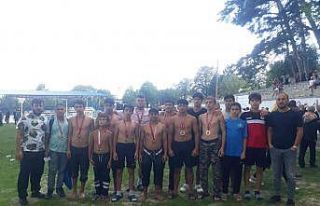 Bursa Büyükşehir Belediyesporlu güreşçiler 17...