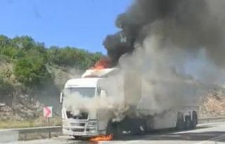 Bursa’da cam yüklü tır alev alev yandı