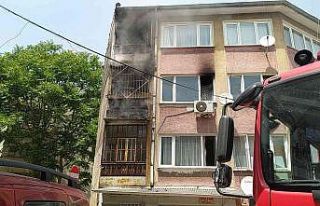 Bursa’da korkutan yangında mahsur kalanları kapıyı...