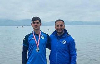 Büyükşehir kürek sporcuları derece ile döndü