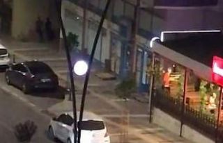 Cadde ortasına yatarak araçların geçişine izin...