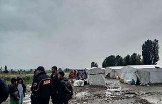 Çadır alanını sel bastı, 30 kişi canını zor...