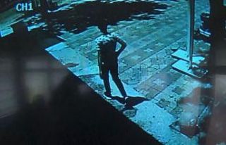 Camide pes dedirten hırsızlık