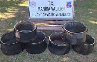 Caminin bakır kazanlarını çalan hırsızlar yakalandı