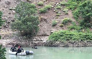 Çayda akıntıya kapılan sağlıkçıyı arama çalışmaları...