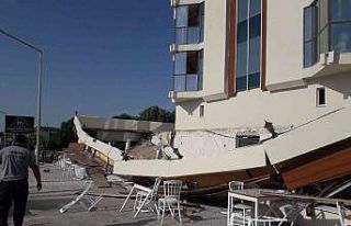 Çeşme’de otelin terası çöktü