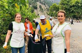 Çevre gönüllüleri mesire alanında çöp topladı