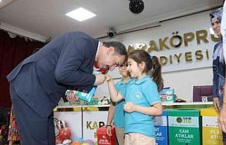 Çevreye duyarlı miniklerin ellerini öptü