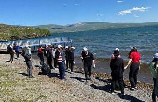 Çıldır Gölü’nde kıyı temizliği yapıldı