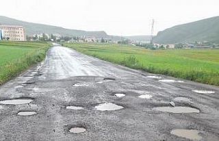 Çıldır’da yollar köstebek yuvasına döndü