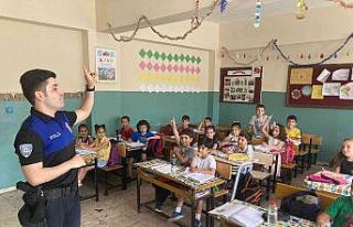 Cizre polisi boğulma olaylarına karşı öğrencileri...