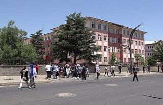 Çocuğunu okul kapısında bekleyen baba, “Bugün...