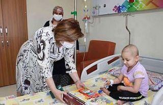 Çocuk hastanesinde tedavi gören öğrencilere karne...