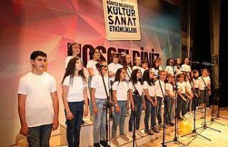 Çocuk korosu şarkılarıyla beğeni topladı