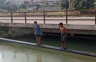 Çocuklar Adana sıcağında tehlikeye aldırış...