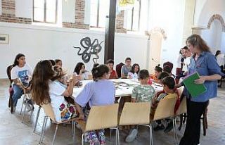 Çocuklar çevreye kulak verip, hayallerini resme...