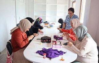 Çocuklar oyunda anneler kursta