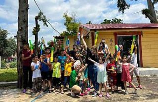 Çocuklar, su savaşı ile hem eğlendi hem serinledi