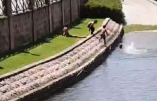 Çocukların su kanalında tehlikeli oyunu