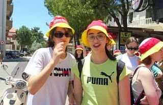 Dans için gelen öğrenciler, tarihi arastayı gezdiler