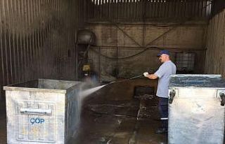 Darıca’da çöp konteynerleri yıkanıyor