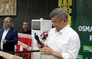 Davutoğlu’nun bozuk mikrofonla imtihanı