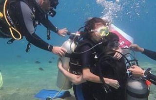 Deniz altında afişli evlilik teklifi