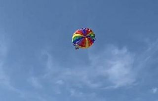 Deniz paraşütüne binen anne ve 2 çocuğu havada...