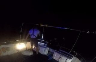 Deniz yüzeyinde yorgun ve bitkin halde bulunan göçmenler...