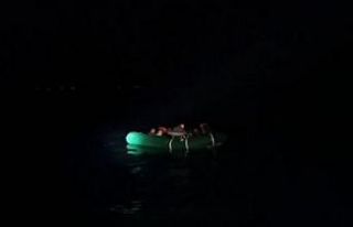 Denizin ortasına bırakılan düzensiz göçmenler...