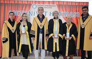 Dereceye giren iletişimcilere plaket