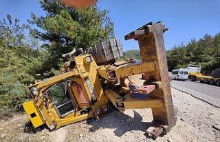 Dev dozer tırın üstünden yola savrulup, devrildi
