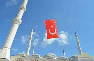 Dev Türk bayrağı uçurtması Çamlıca Camii’nde...