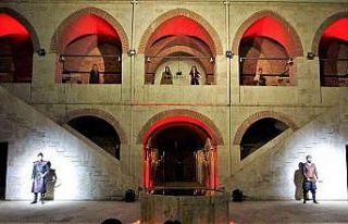 Deveciler Hanı’nda defile