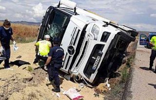 Devrilen tırın kupasında sıkışan sürücü can...