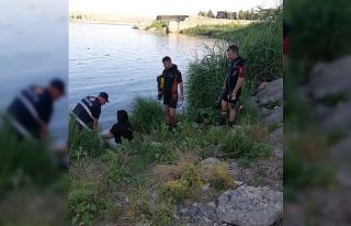 Dicle Nehrine atlamak isteyen genç kadını itfaiye...