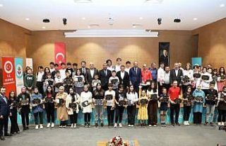 Dilovası’nda başarılı gençler ödüllendirildi