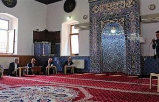 Din görevlileri ezan ve hutbede yarıştı