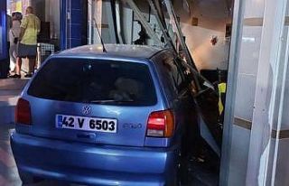 Direksiyon hakimiyetini yitirdi, araç dükkana girdi