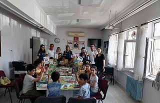 Diyarbakır’da kadın polislerden minik öğrencilere...