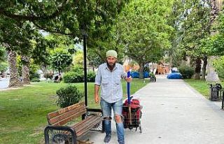 Doğa için Yoldaş isimli köpeğiyle ülkeyi geziyor