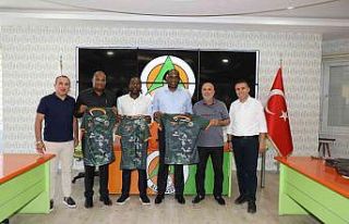Dominika Başbakanı Skerrit’e Alanyaspor forması