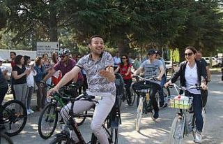 Dünya Bisiklet Günü’nü 5 kilometre pedal çevirerek...