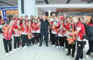 Dünya şampiyonu özel sporcular yurda döndü