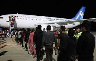 Düzensiz göçmenler sınır dışı ediliyor