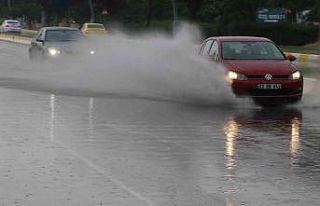 Edirne’de şiddetli yağış sonrası yollar göle...