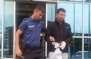 Eğlence mekânında çıkan kavgada 2 kişiyi bıçakladı