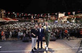 Ekin Uzunlar ve Bilal Sonses hayranlarını coşturdu