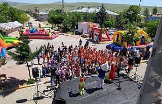 Elazığ’da çocuklar düzenlenen şenlikte doyasıya...
